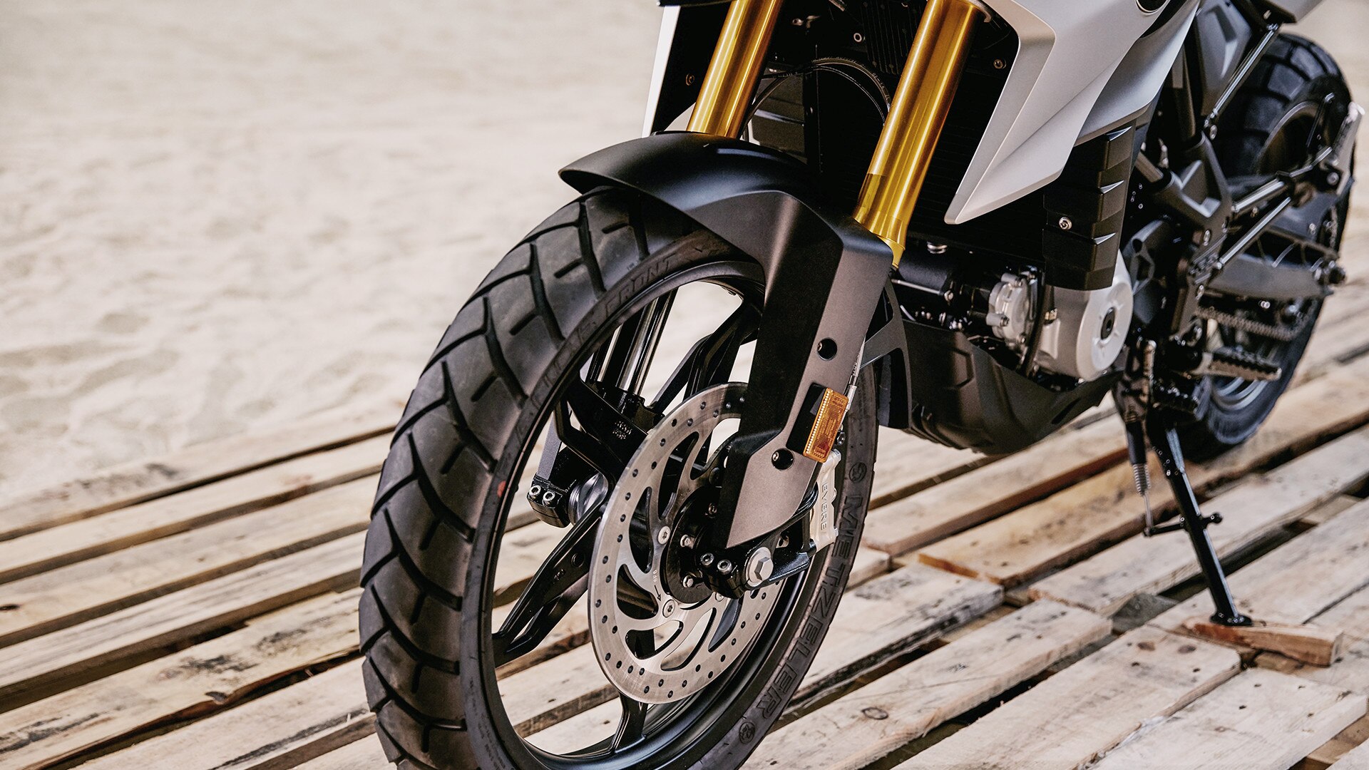 Horquilla invertida en dorado anodizado de la G 310 GS.