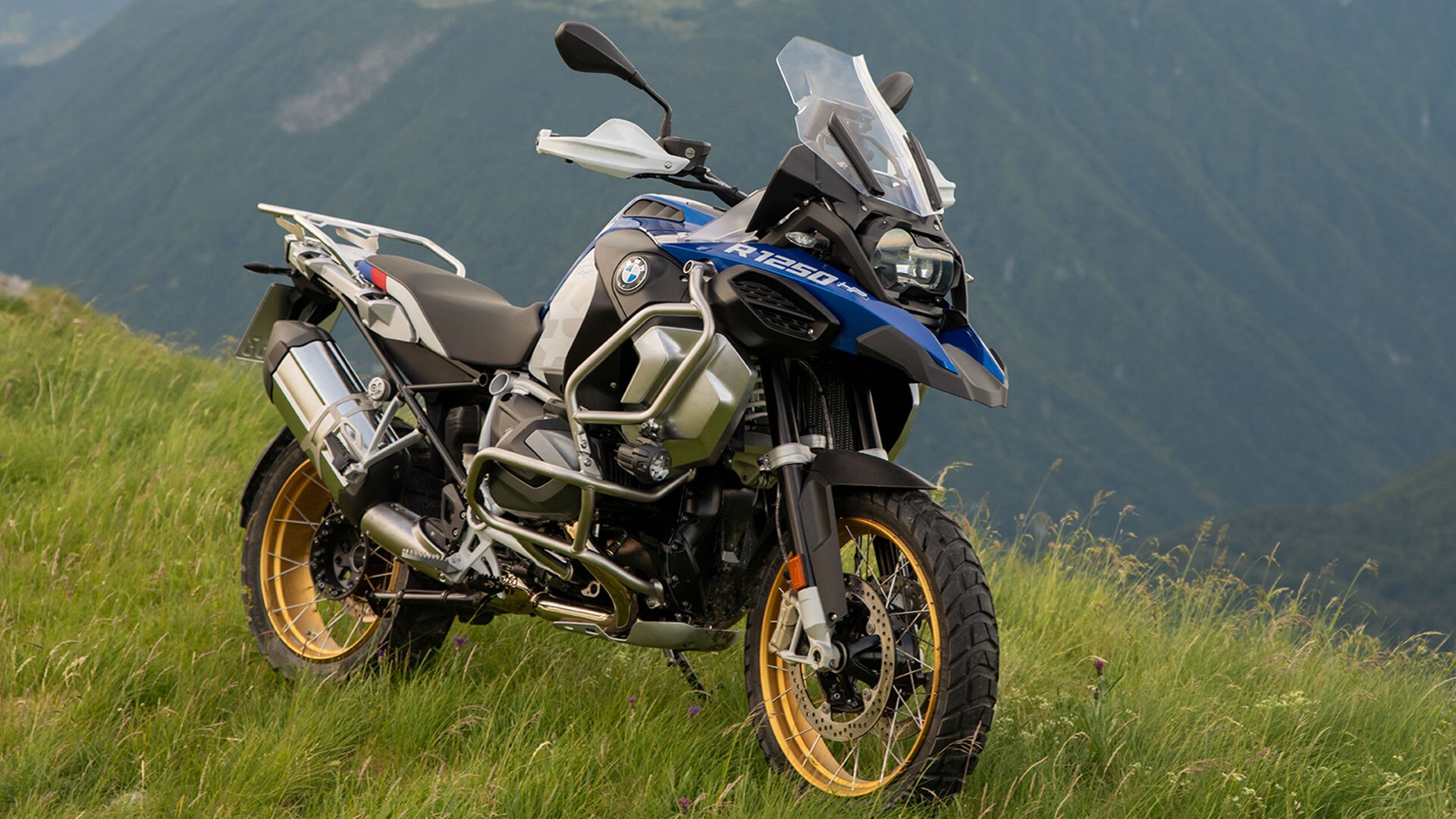 BMW R 1250 GS Adventure con un fondo de montañas