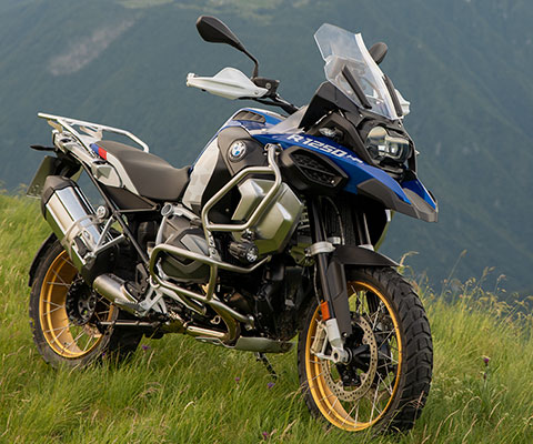 BMW R 1250 GS Adventure con un fondo de montañas