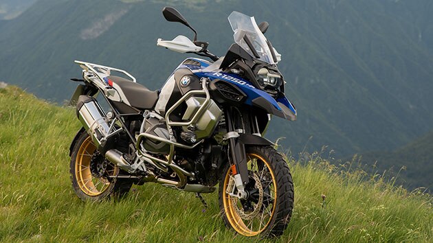 BMW R 1250 GS Adventure con un fondo de montañas