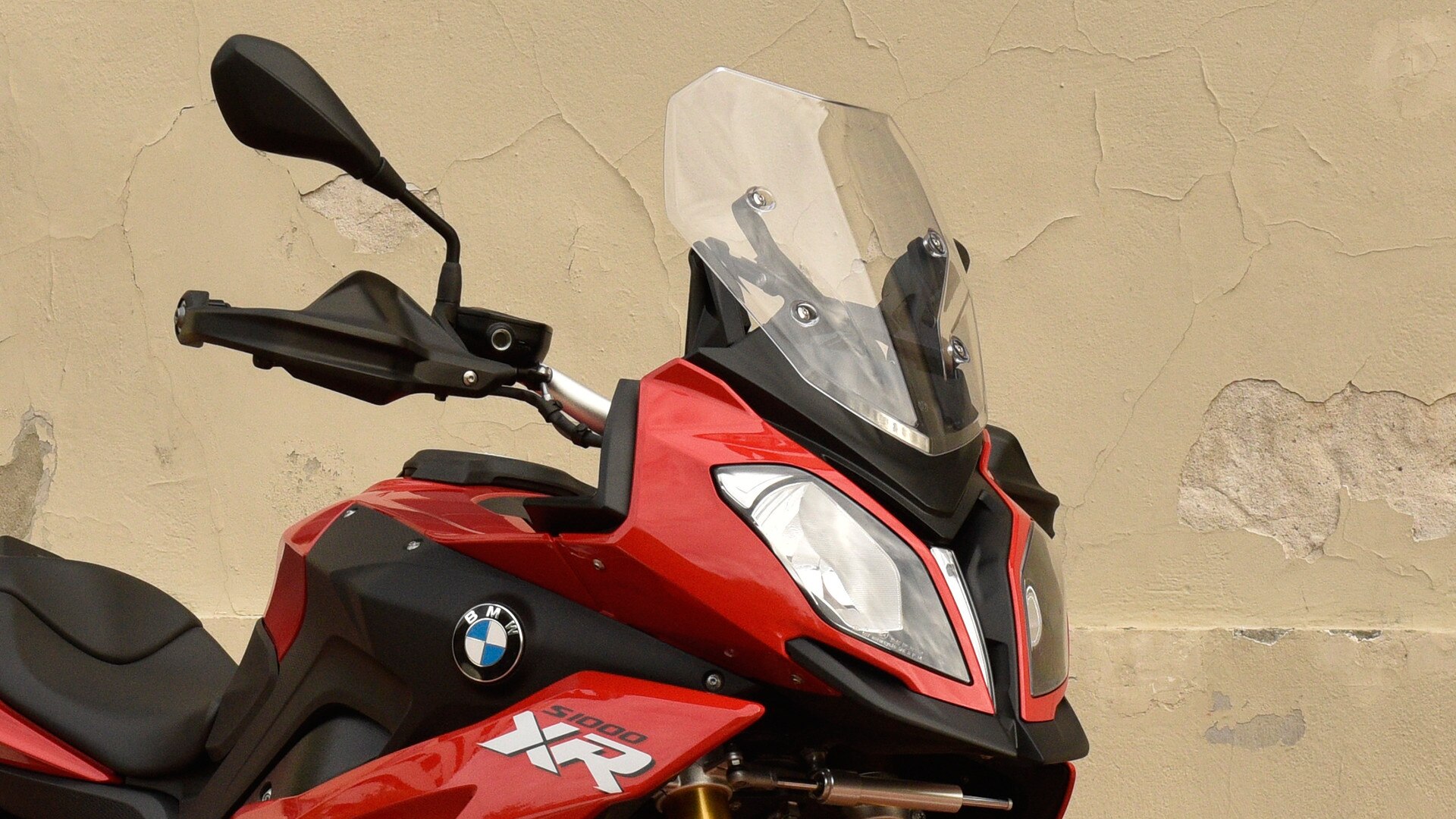 El parabrisas de la S 1000 XR puede ajustarse en dos posiciones