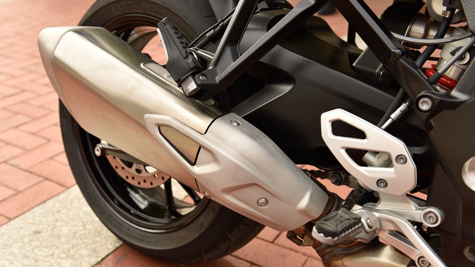 Silenciador trasero de la S 1000 XR con un sorprendente diseño