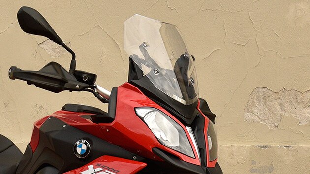 El parabrisas de la S 1000 XR puede ajustarse en dos posiciones