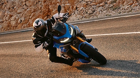 Toma de R 1250 RS en movimiento con pasajero.