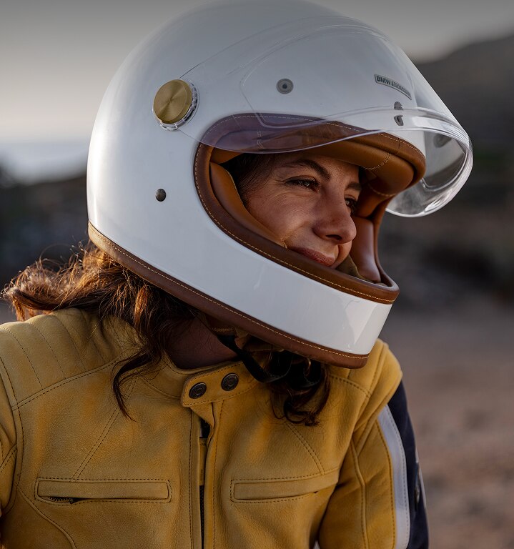 rimer plano de una motociclista con casco.