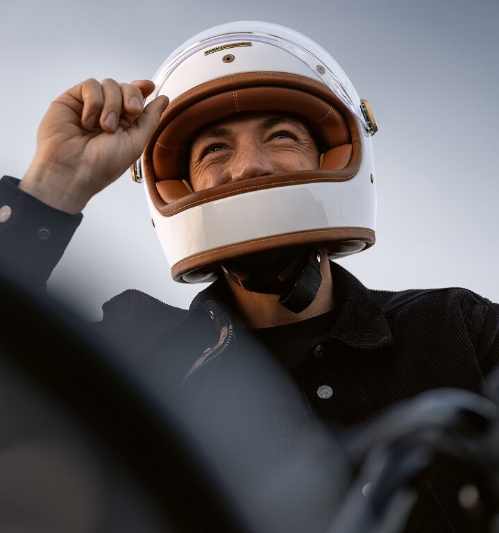 Primer plano de un motociclista con casco.